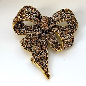 Men’s Bow Bro-Brooch – Marcasite Style Lapel Pin in Gold Tone Openwork Setting